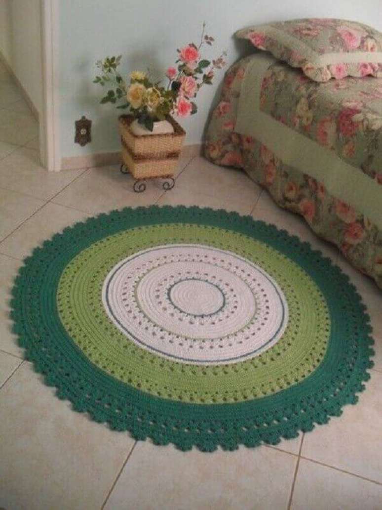 41- Na lateral do quarto simples foi utilizado um tapete redondo de croch&ecirc;. Fonte: Pinterest