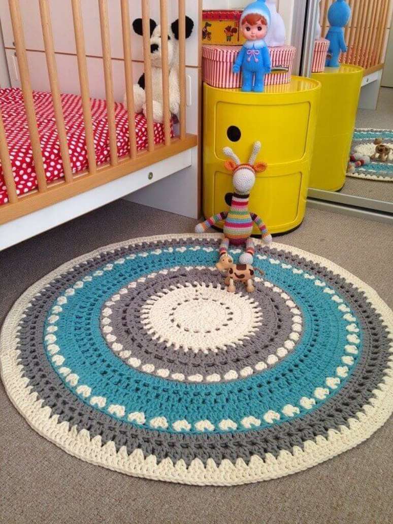 43- O tapete redondo de crochê decora quarto de criança. Fonte: Ilove buttons by Emma