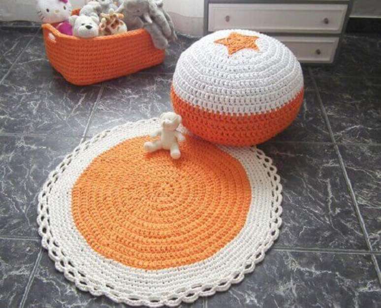 44- O tapete de croch&ecirc; redondo para quarto de crian&ccedil;a com puff das mesmas cores. Fonte: Wanelo