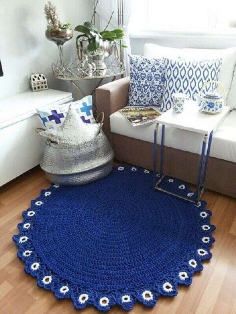 45- Tapete de croch&ecirc; redondo azul com detalhes em branco na barra. Fonte: Pinterest
