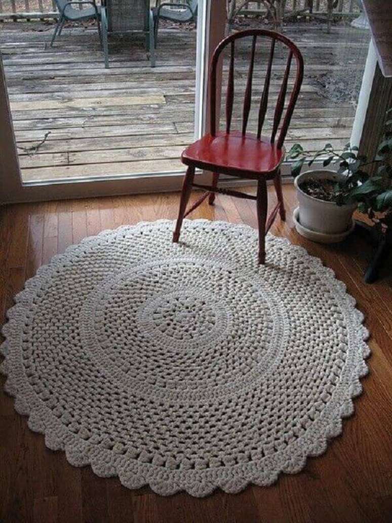 37- O tapete de croch&ecirc; redondo &eacute; ideal para decora&ccedil;&atilde;o vintage ou country. Fonte: Dicas de Mulher