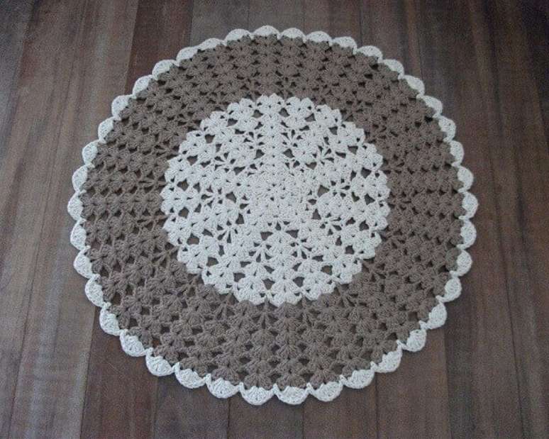 47- Tapete de crochê redondo na cor cinza e branco. Fonte: Pinterest