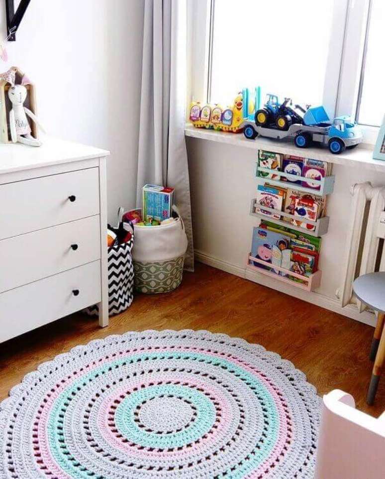 51- O Tapete de crochê redondo em tons pasteis decora quarto de criança. Fonte: Dicas de Mulher