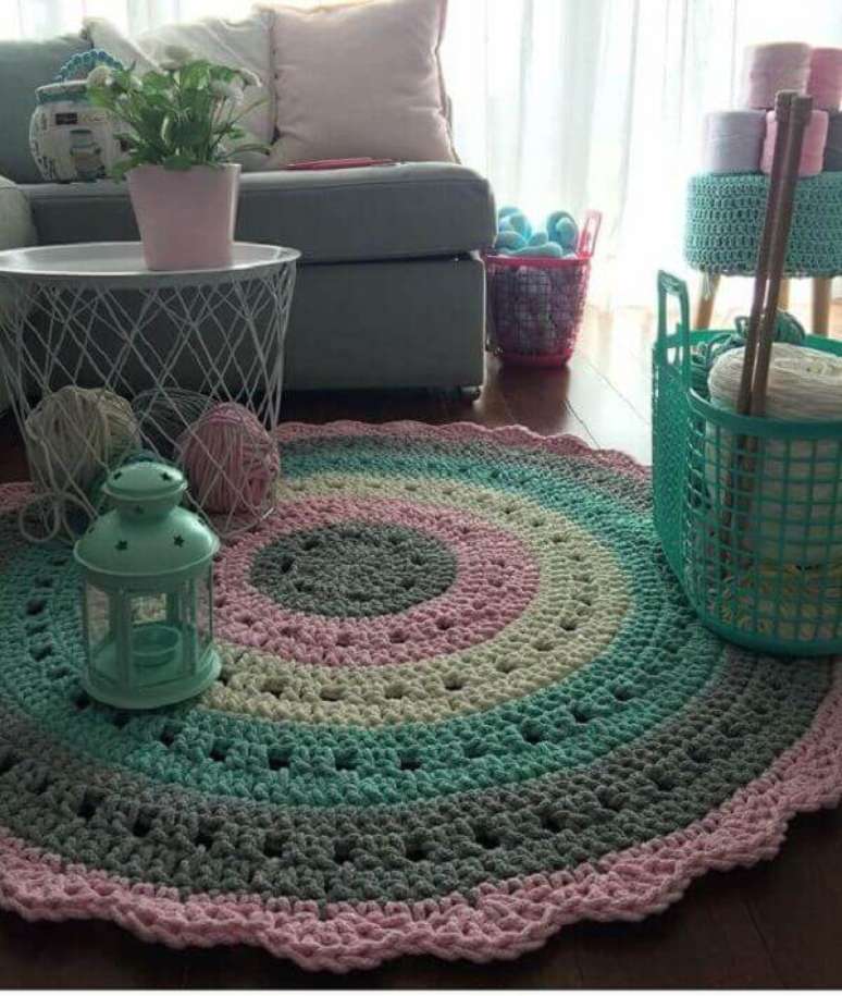 39- O ateli&ecirc; de artesanato foi decorado com tapete de croch&ecirc; redondo em tons rosa e verde claro. Fonte: Pinterest