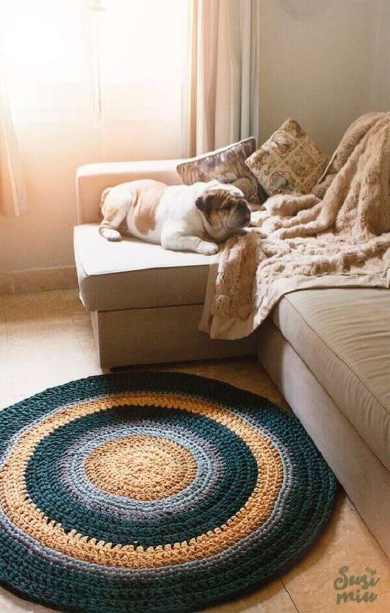 11- Tapete de crochê redondo decora com estilo a sala de estar. Fonte: Pinterest