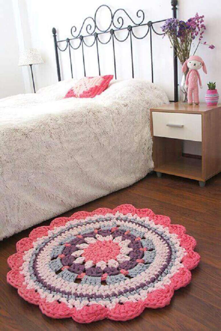 59- Ao lado da cama com cabeceira de ferro tem tapete de croch&ecirc; redondo rosa para compor o ambiente rom&acirc;ntico. Fonte: Missdiy