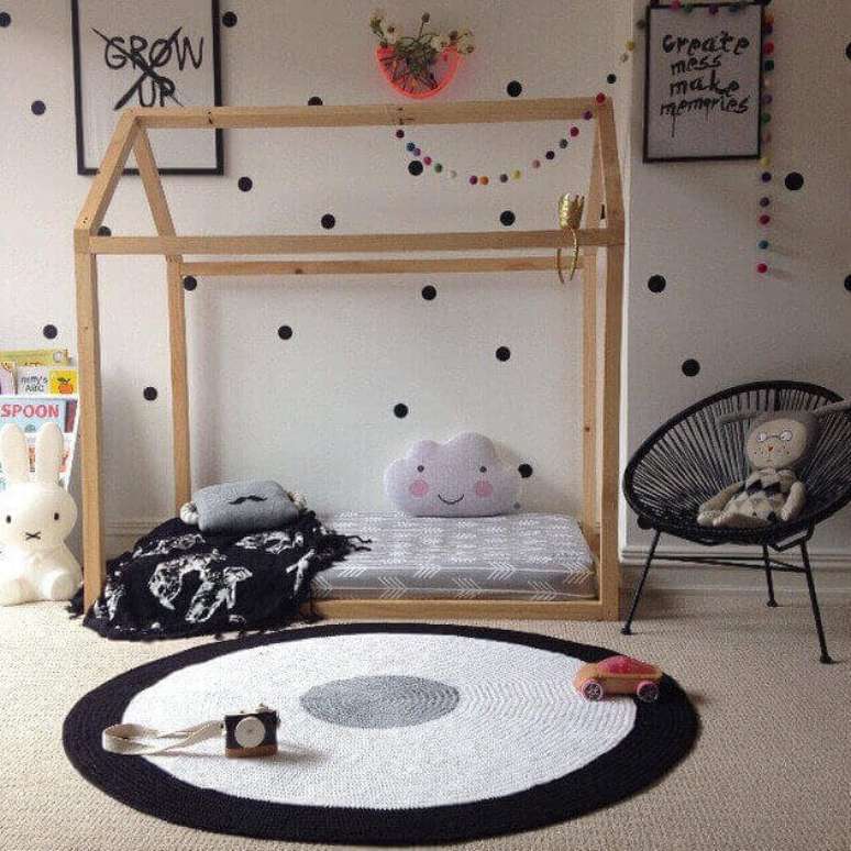 60- O tapete de crochê foi executado nas mesmas cores da decoração do quarto da criança. Fonte: Little Rosie and Me