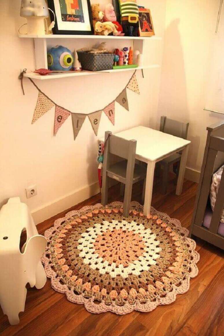 61- No quarto da crian&ccedil;a foi utilizado um tapete de croch&ecirc; redondo em cores pasteis. Fonte: Pinterest