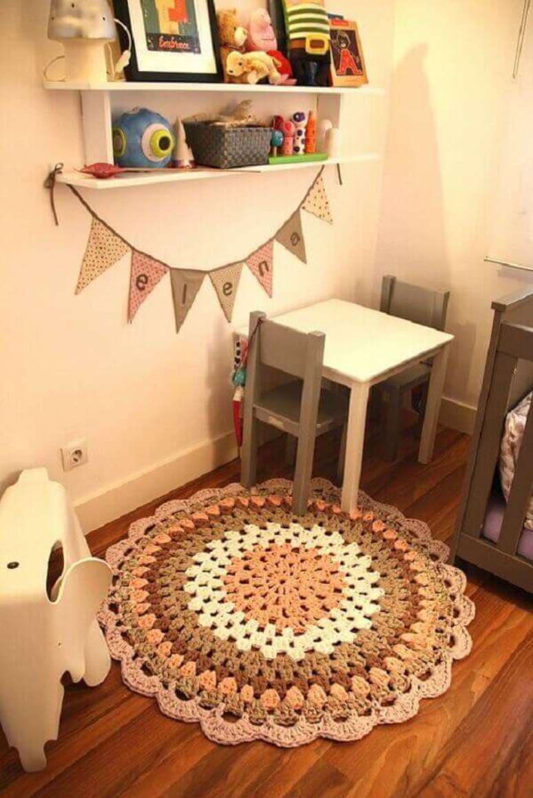 61- No quarto da criança foi utilizado um tapete de crochê redondo em cores pasteis. Fonte: Pinterest