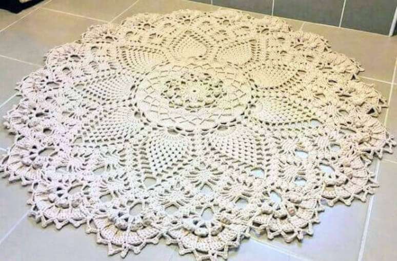 64- O tapete redondo de crochê no banheiro é uma peça decorativa e prática. Fonte: Pinterest
