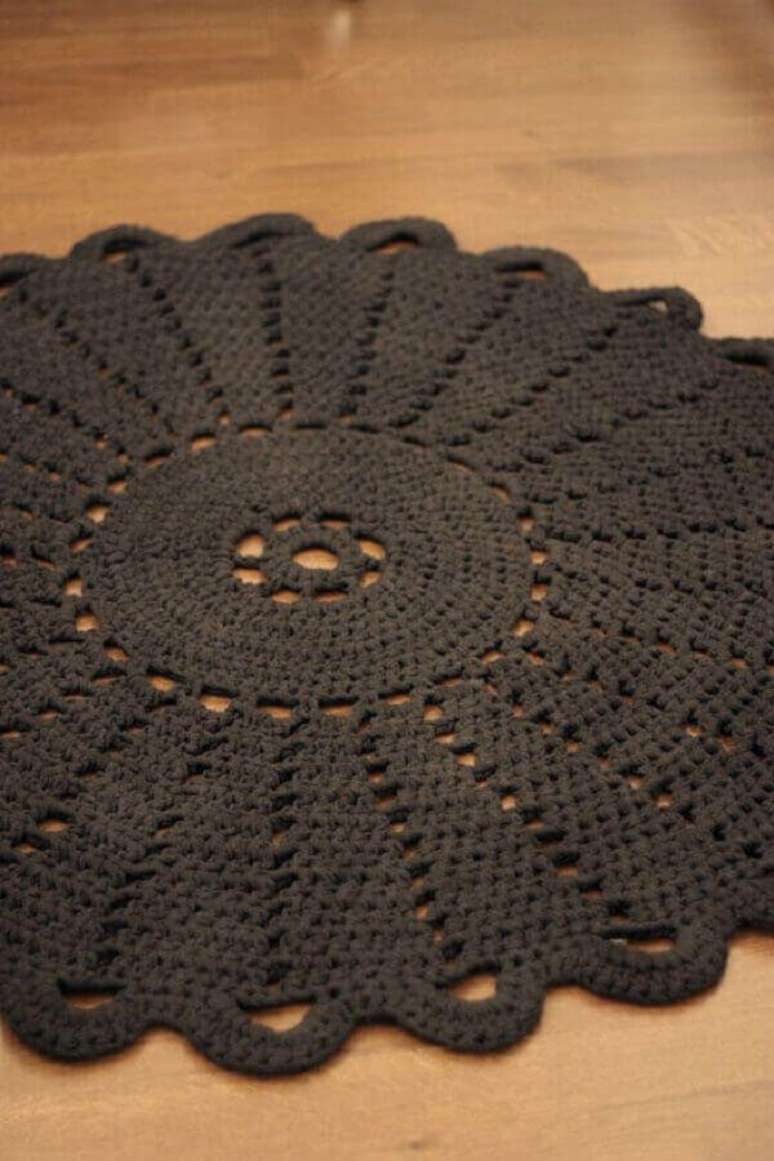 65- O tapete redondo na cor escura &eacute; valorizado pelo piso claro. Fonte: Sort of Pink