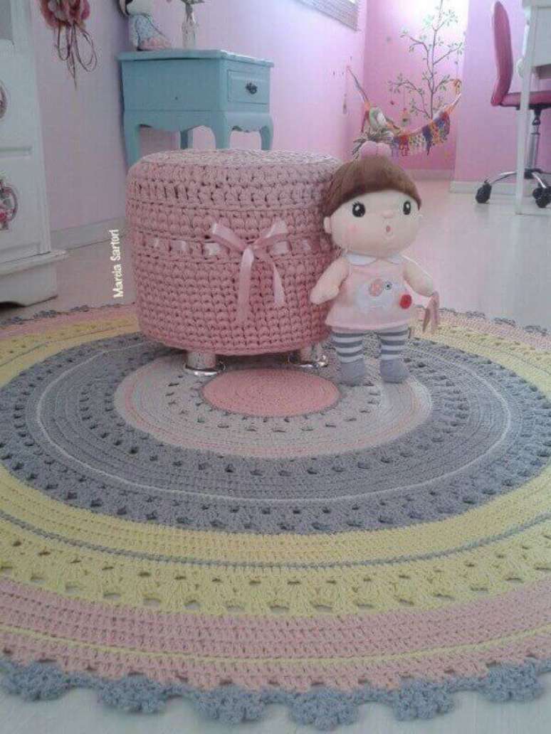 66- Foi utilizado na decoração de quarto infantil tapete redondo de crochê em tons suaves. Fonte: Pinterest