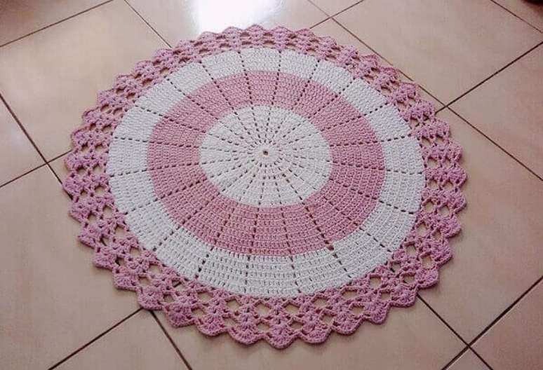 55- O tapete de crochê redondo branco e rosa harmoniza com a cor do piso cerâmico. Fonte: Dicas de Mulher