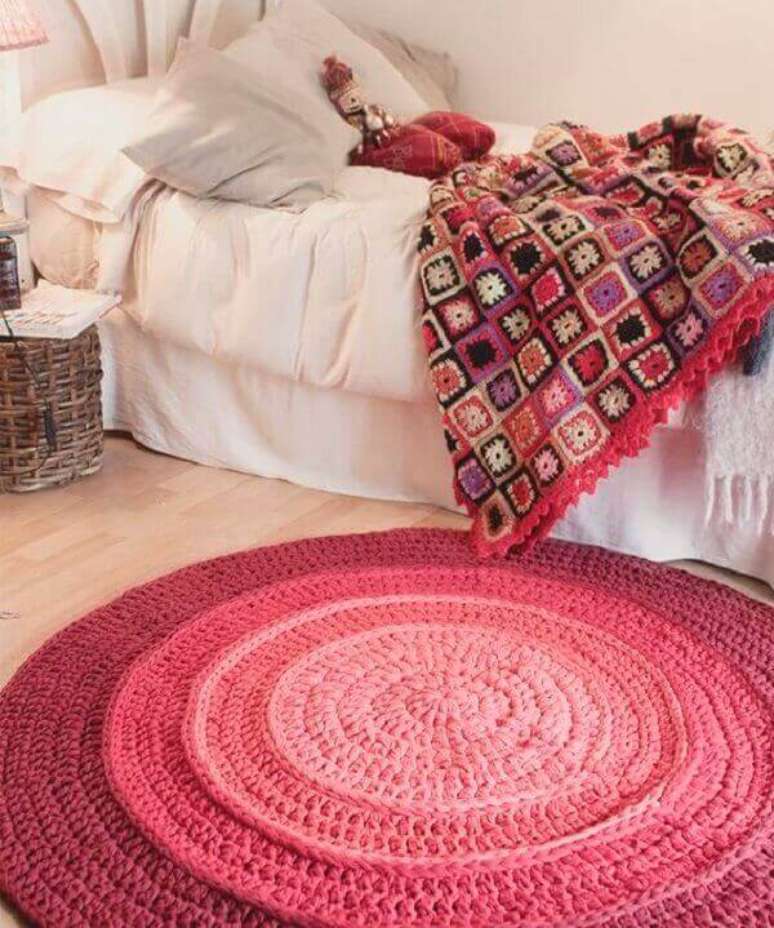 3- O tapete redondo de crochê foi utilizado ao lado da cama. Fonte: Pinterest