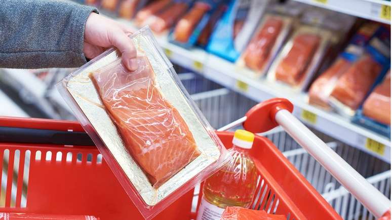 Participantes do estudo ingeriram alimentos como peixes, que estavam embalados com plástico