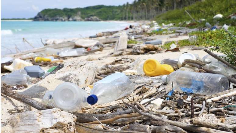 Calcula-se que até 5% do plástico produzido por ano vá parar nos oceanos