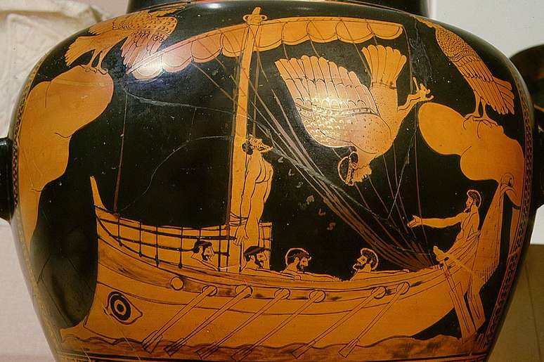 Pesquisadores notaram semelhança entre o formato do navio e este desenho feito em um vaso da Grécia Antiga, hoje parte da coleção do Museu Britânico