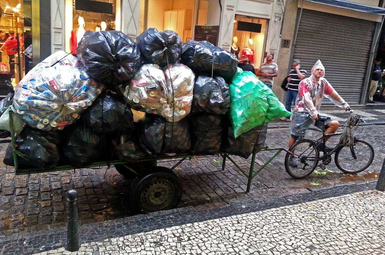 Catador carrega as latinhas que recolheu no Rio de Janeiro