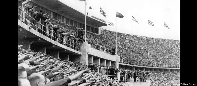 Público faz a saudação nazista durante a cerimônia de abertura dos Jogos Olímpicos de Berlim, em 1936