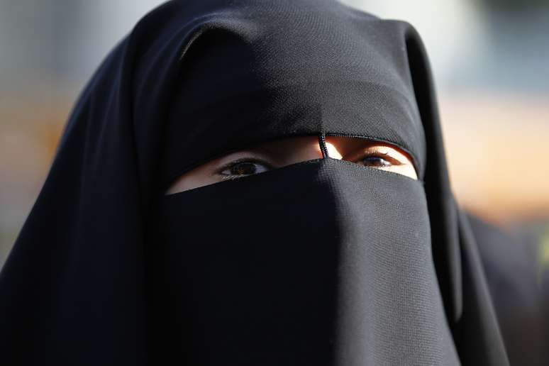 Mulher usa niqab apesar de proibição imposta pela França 22/09/2011  REUTERS/Charles Platiau
