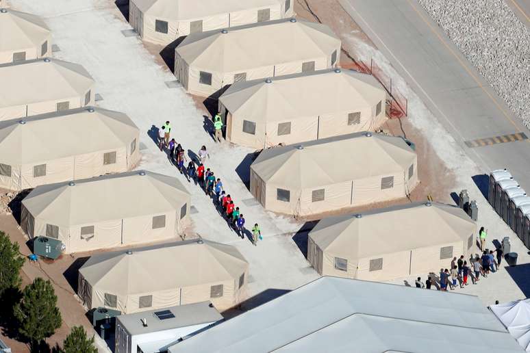 Crianças imigrantes ao lado de tendas em Tornillo, no Texas 18/06/2018 REUTERS/Mike Blake