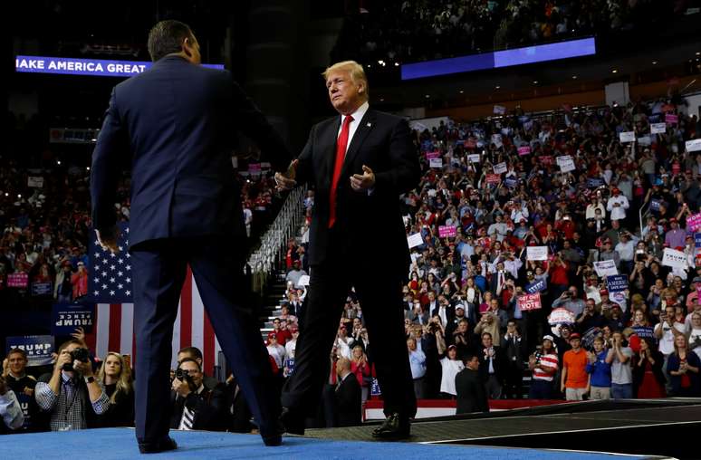Presidente dos EUA, Donald Trump, e senador republicano Ted Cruz durante comício em Houston, no Texas 22/10/2018  REUTERS/Leah Millis