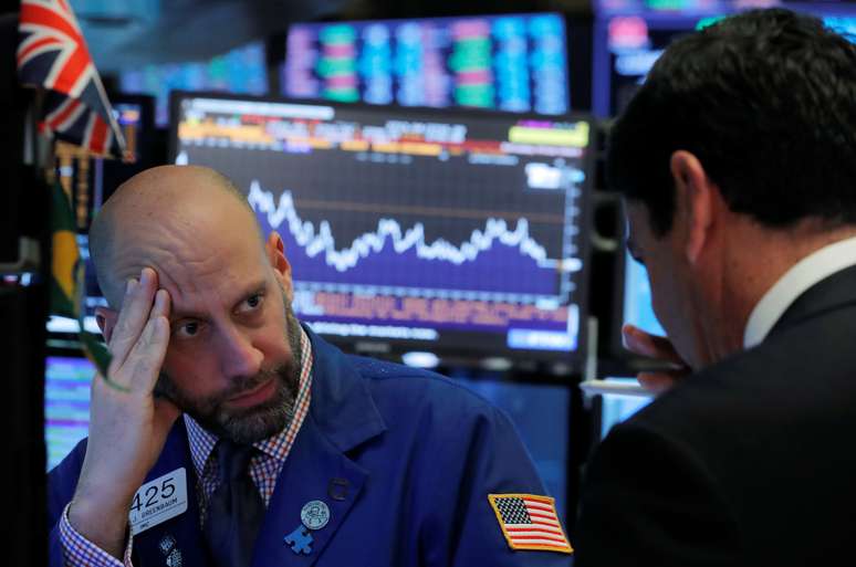 Operadores trabalham no pregão da New York Stock Exchange (NYSE) em Nova York. 23/10/ 2018. REUTERS/Brendan McDermid