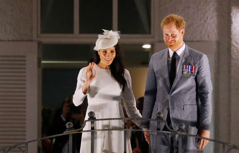 Pr&iacute;ncipe Harry e Meghan acenam para o p&uacute;blico na sacada do hotel Grand Pacific, em Suva, Fiji 23/10/2018 REUTERS/Phil Noble /Pool