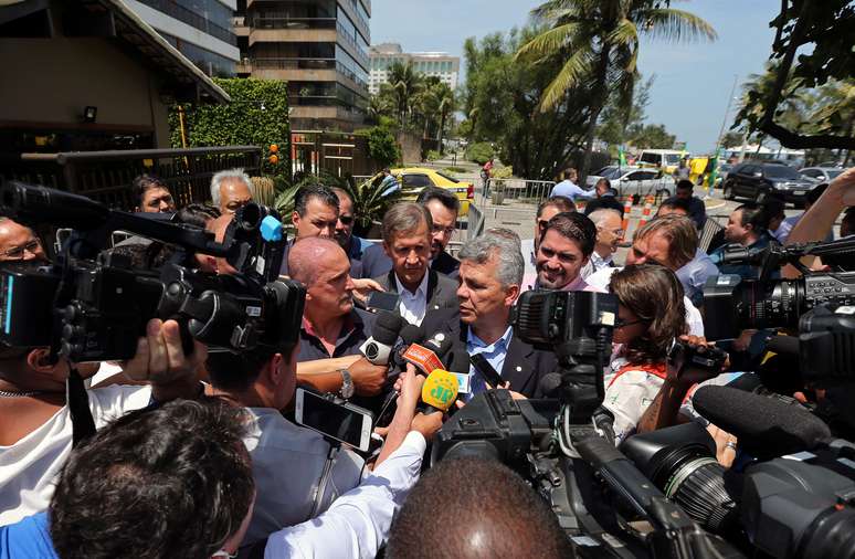 Deputados Onyx Lorenzoni e Alberto Fraga falam com jornalistas após se reunirem com presidenciável Jair Bolsonaro, no Rio de Janeiro
23/10/2018 REUTERS/Sergio Moraes