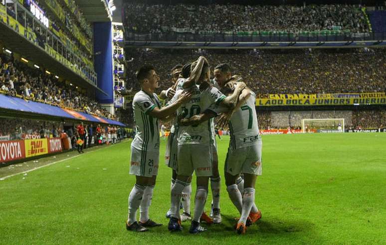 Jogadores do Palmeiras comemoram a vitória sobre o Boca Juniors, na Bombonera (Foto: Cesar Greco)