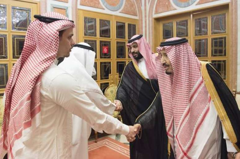 Mohammed bin Salman e rei Salman (à direita) recebem familiares de Khashoggi