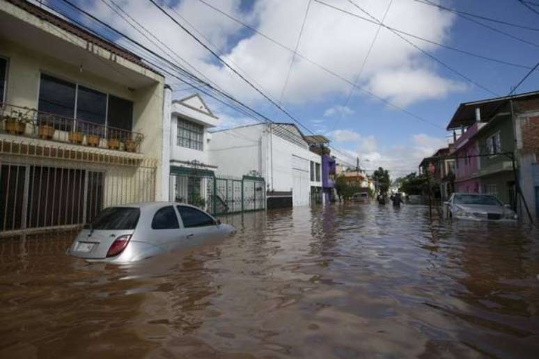 México já sofre com inundações antes mesmo da chegada do furacão Willa