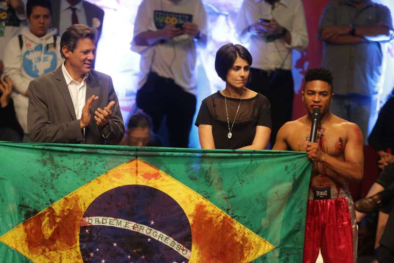 O candidato do PT à Presidência da República, Fernando Haddad, e sua vice na chapa, Manuel D´Ávila, participam de ato no Teatro da Pontifícia Universidade Católica de São Paulo (Tuca), na capital paulista, nesta segunda-feira, 22.