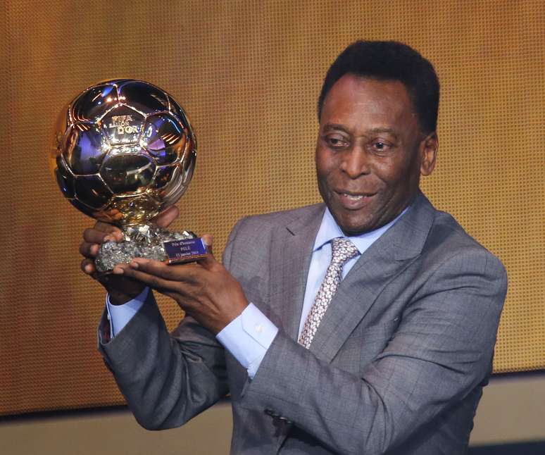 O ex-jogador de futebol Pelé recebe troféu durante homenagem na premiação da Bola de Ouro da Fifa, em Zurique, na Suíça (13/01/2014)