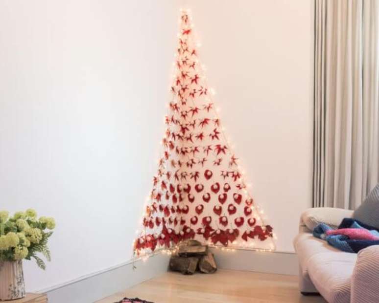 80. Árvore de natal artesanal com enfeites vermelhos e luzes. Foto de Sugru