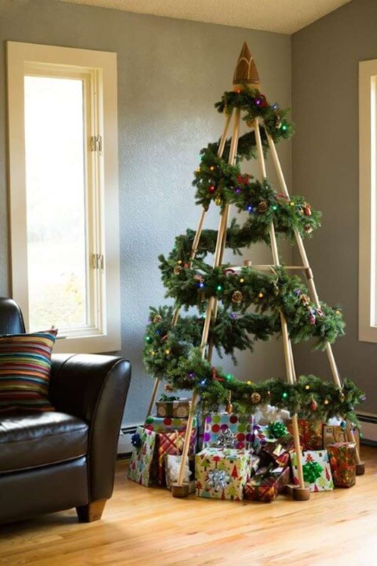 64. Árvore de natal artesanal com estrutura de madeira e enfeites de natal. Foto de Pinterest