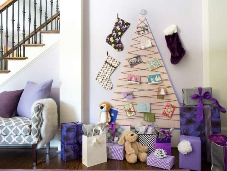 52. Árvore de natal artesanal feita em base de MDF com fio e cartões. Foto de HGTV