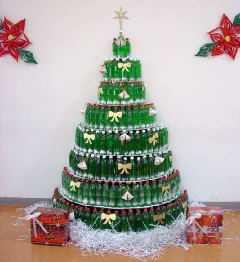 8. As garrafas podem ser usadas de muitas formas para fazer uma árvore de natal. Foto de Reciclados La Red