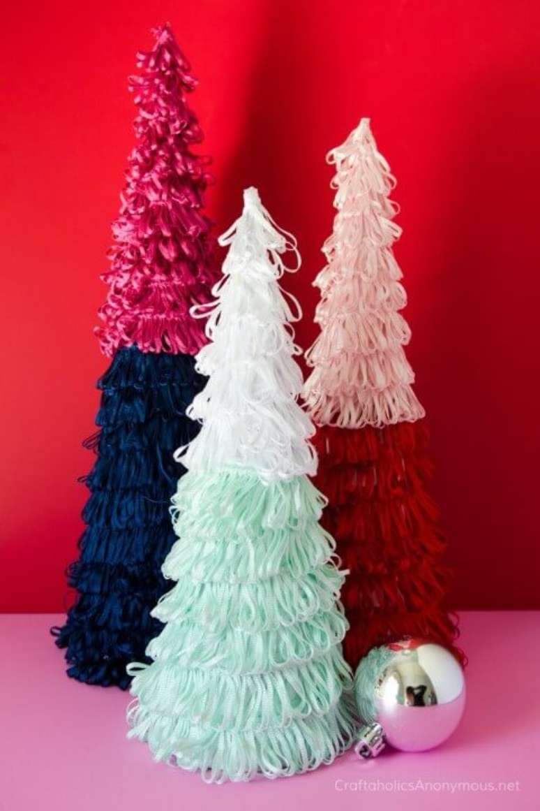 53. Árvore de natal artesanal feita com laços coloridos. Foto de The Budget Decorator
