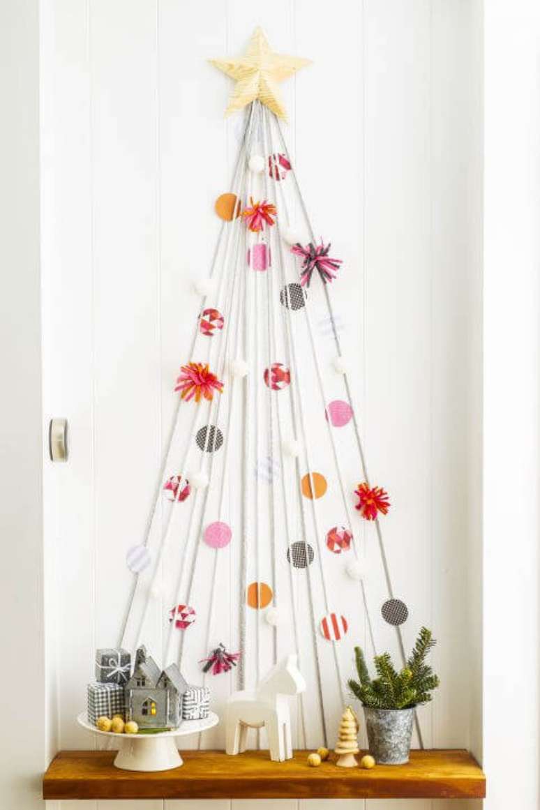 54. Árvore de natal artesanal feita com linhas brancas e enfeites de papel coloridos. Foto de The Odyssey Online