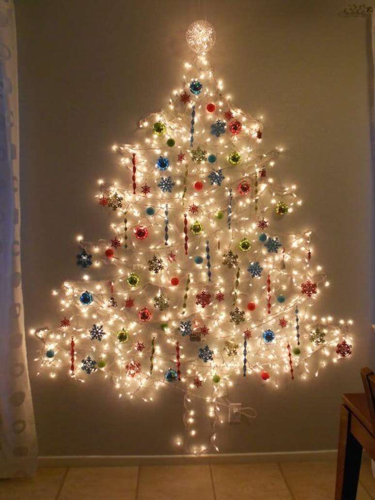 66. Árvore de natal artesanal feita com luz pisca pisca e bolas coloridas. Foto de Pinterest