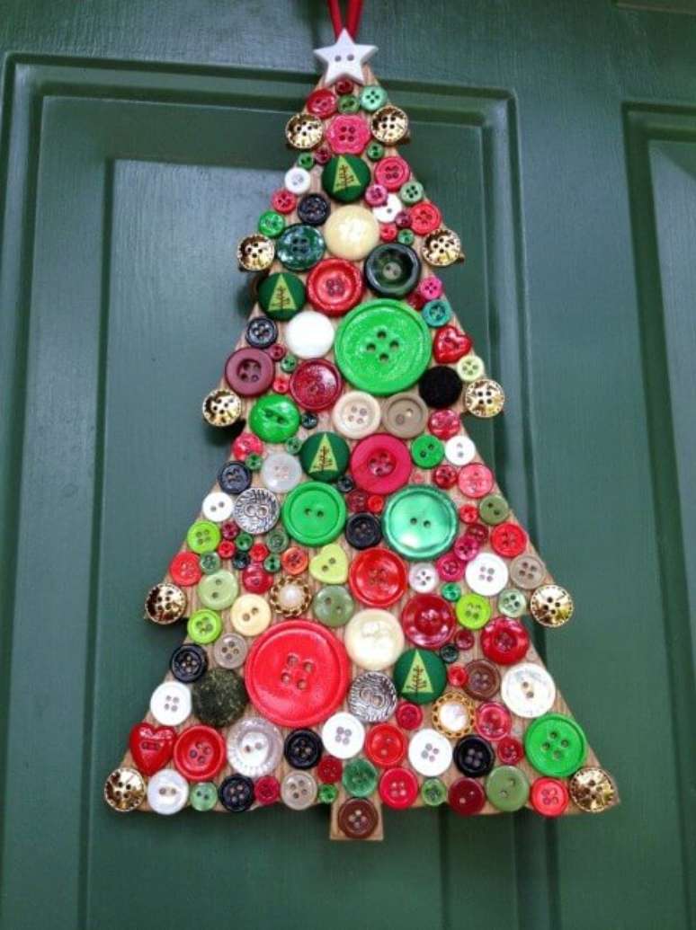 69. Enfeite de porta de árvore de natal artesanal feita com botões. Foto de Pinterest