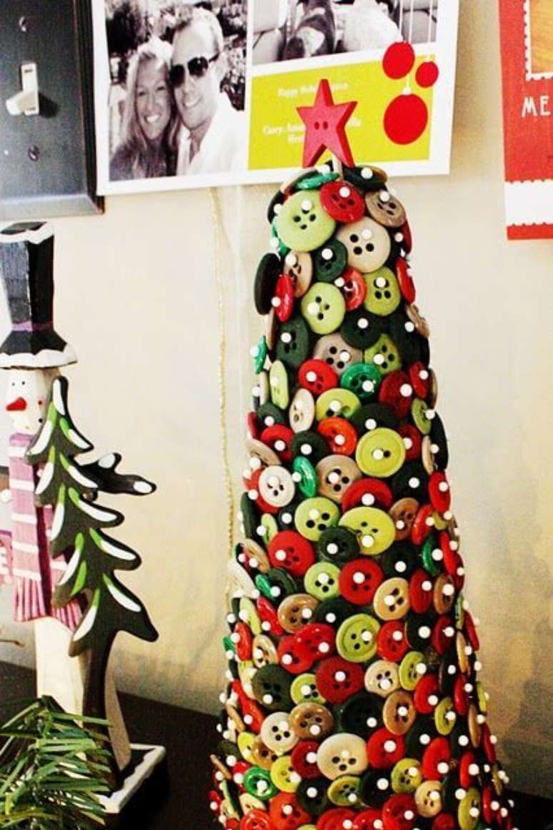 70. Mini árvore de natal artesanal de botões. Foto de Pinterest
