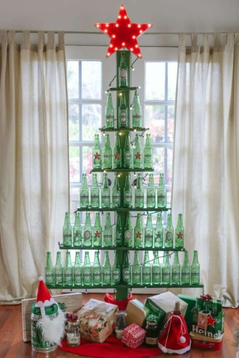 9. Que tal uma árvore de natal feita com garrafas de cerveja? Foto de Evite