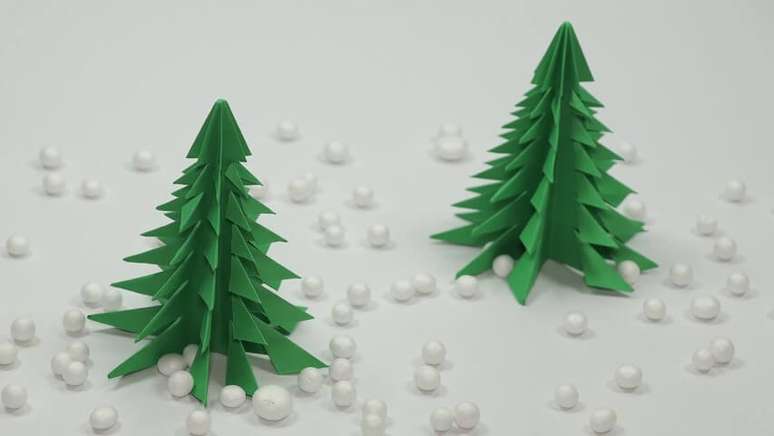 60. Árvore de natal artesanal de origami. Foto de YouTube