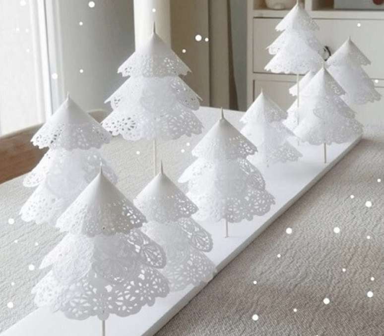 55. Mini árvores de natal de papel branco. Foto de The Party People