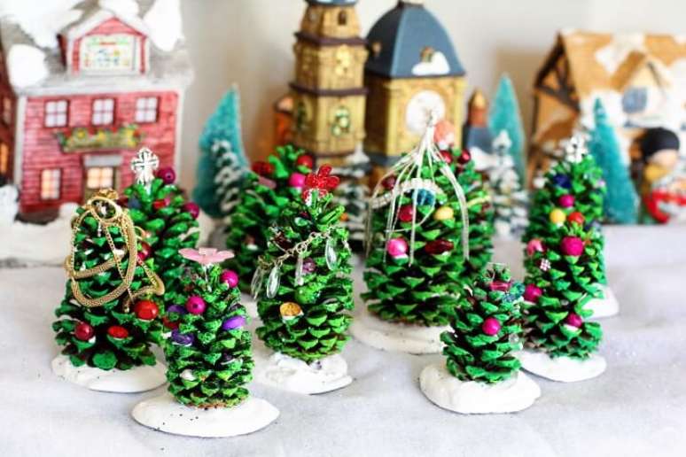 59. Mini árvores de natal feitas com pinha. Foto de Yandex