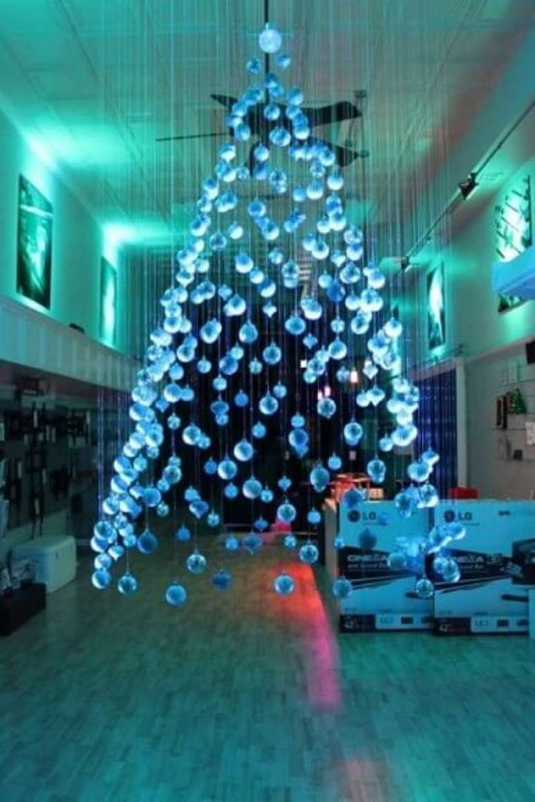 42. Árvore de natal feita com bolas de natal azuis suspensas. Foto de Architecture Art Designs