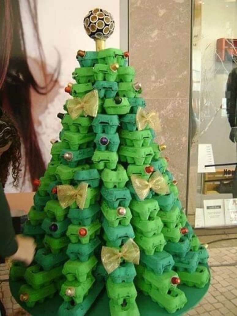 46. Árvore de natal artesanal feita com caixas de ovos. Foto de Bored Panda