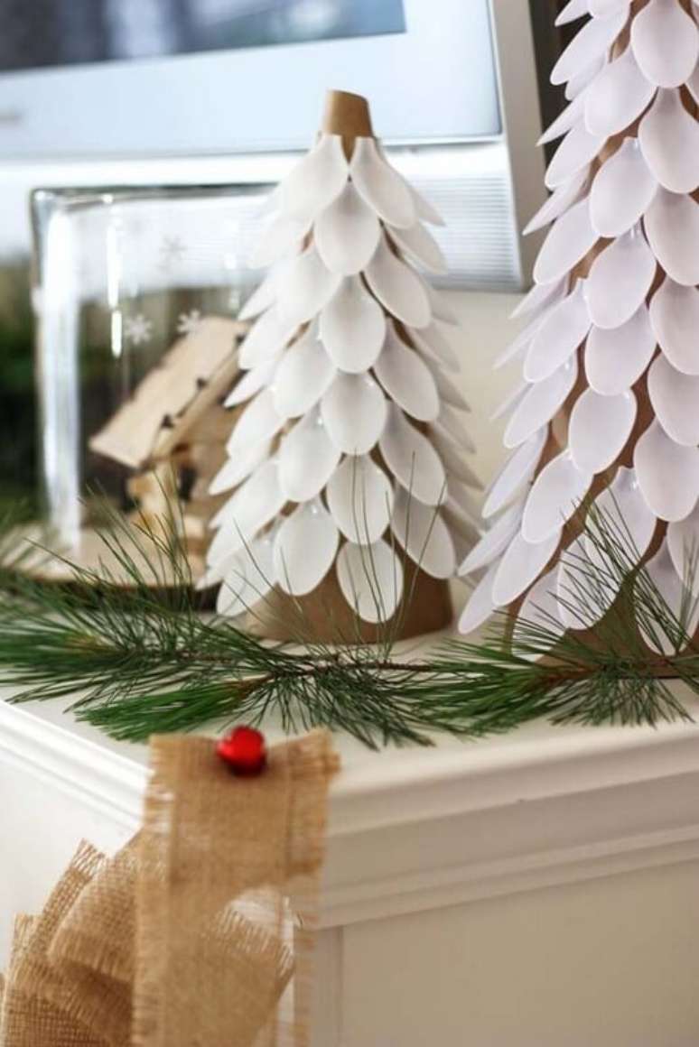 15. Árvore de natal artesanal feita com colher de plástico. Foto de K4 Craft